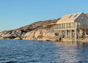 KvenværにあるArchitectural Gem On Rocks In Kvenværの水辺にある家