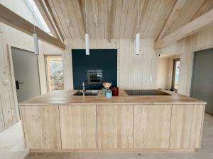 KvenværにあるArchitectural Gem On Rocks In Kvenværの木造の大きな島のあるキッチン