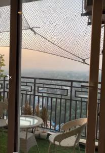 ein Blick von einem Balkon mit Stühlen und einem Tisch in der Unterkunft Luxury stays in Greater Noida