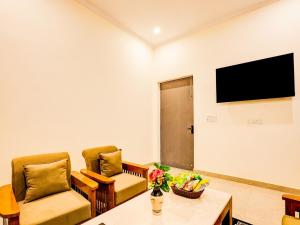 Un televizor și/sau centru de divertisment la Vijeta farms by Alaya Stays