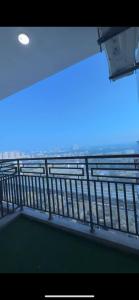 Vom Balkon eines Schiffes genießen Sie Meerblick. in der Unterkunft Luxury stays in Greater Noida