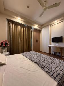 ein Hotelzimmer mit Bett und Schreibtisch in der Unterkunft Luxury stays in Greater Noida
