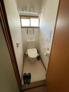 Koupelna v ubytování 木の家ゲストハウス小山西口館 + 7 fotografií