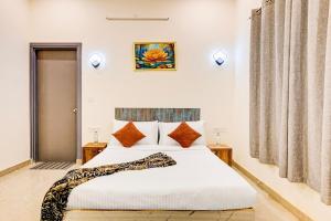 Un pat sau paturi într-o cameră la Vijeta farms by Alaya Stays +64 fotografii