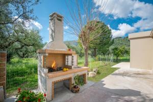 Κήπος έξω από το Villa Destiny