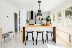 Kuchyň nebo kuchyňský kout v ubytování Modern Villa With Sea Views In Picturesque Mölle