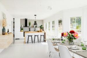 Kuchyň nebo kuchyňský kout v ubytování Modern Villa With Sea Views In Picturesque Mölle