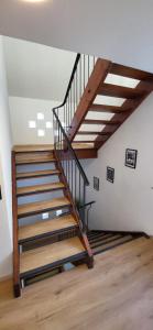een trap in een kamer met houten vloeren bij Wunderschönes Haus mit 3 Schlafzimmern in Crailsheim