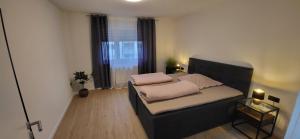 een woonkamer met een bank en een raam bij Wunderschönes Haus mit 3 Schlafzimmern in Crailsheim