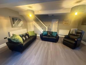 ein Wohnzimmer mit 2 Sofas und 2 Stühlen in der Unterkunft Rose Cottage by Sasco in Blackpool