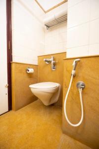 een badkamer met een toilet en een douche bij U by Z Hotels, Richmond Circle in Bangalore