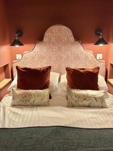 een bed met een groot hoofdeinde en 2 kussens bij Slowley Farm in Luxborough