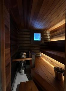 a inside of a sauna with a tv in it at Arvoneliöt Lomahimos 17 in Jämsä