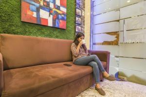 Posezení v ubytování FabHotel Shri Ram Kashi