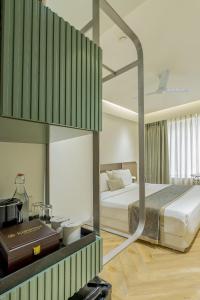 孟买Hotel Kohinoor Continental, Airport - Newly Renovated的一间配有床和书桌的酒店房间