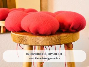 a group of red balls sitting on a wooden stand at FeWo Schwarzwaldschick Feldberg I Bergurlaub I Balkon I Whirlwanne I Tiefgarage I HochschwarzwaldCard inkl in Feldberg