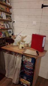 Η βιβλιοθήκη του διαμερίσματος