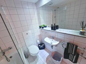 Koupelna v ubytování 5 star Luxury Apartment in City Centre with views