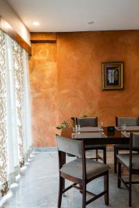 een eetkamer met een tafel en stoelen bij U by Z Hotels, Richmond Circle in Bangalore