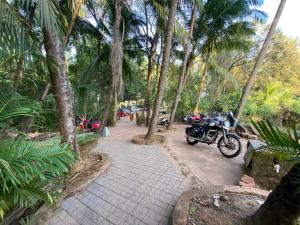 En have udenfor village cottages