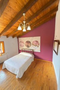 a bedroom with a white bed and a wooden ceiling at Cielos de Celadas in Celadas