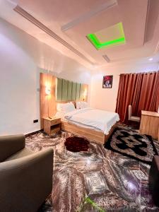 Ένα ή περισσότερα κρεβάτια σε δωμάτιο στο De New Dawn Hotel And Lounge +57 φωτογραφίες