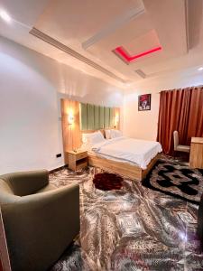 Ένα ή περισσότερα κρεβάτια σε δωμάτιο στο De New Dawn Hotel And Lounge