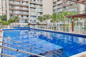 a swimming pool in front of a building at Blend - 1 Quarto 2 Camas 1 Vaga in Brasília