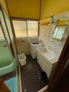 Koupelna v ubytování 木の家ゲストハウス小山西口館