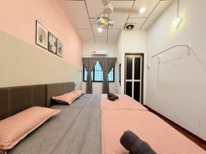 Ένα ή περισσότερα κρεβάτια σε δωμάτιο στο CozyKota8Pax 4MinsToJonker