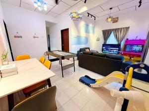 Χώρος καθιστικού στο CozyKota8Pax 4MinsToJonker