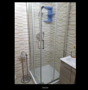 una ducha con puerta de cristal en un baño en Greenway, en Quartu Sant'Elena