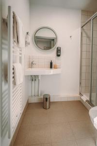 Un baño de The Originals City, Hôtel Mulhouse, Ile Napoleon 33 fotos más