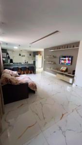 Μια τηλεόραση ή/και κέντρο ψυχαγωγίας στο Aconchego de Lugar - Eri & Douglas