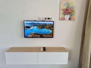 TV/trung tâm giải trí tại Апартамент 11 улица Македония 33 Поморие