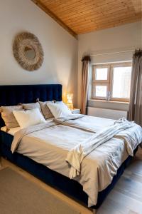 Postel nebo postele na pokoji v ubytování chalet atelier Luxuriöses Chalet mit alpinem Charme