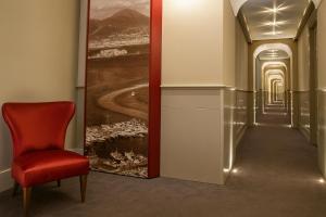 Khu vực ghế ngồi tại Hotiday Napoli Lungomare