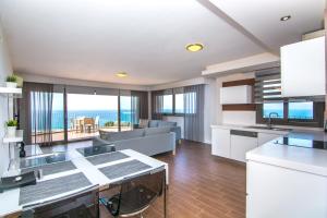 cocina y sala de estar con vistas al océano en Pine City Residence, en Kusadasi