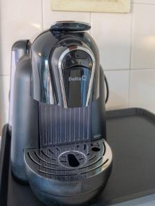 un frullatore seduto sopra un bancone di Torre da Rocha 601A a Praia da Rocha