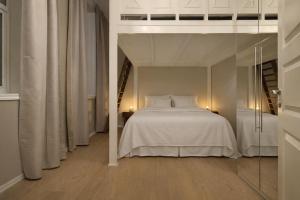 ein Schlafzimmer mit einem weißen Bett und einer Glaswand in der Unterkunft Nordic Luxury Suite near Downtown in Tromsø + 13 Fotos