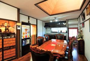 Una cocina o kitchenette en An old house with a fire pit for rent Guesthouse Yukarian - Vacation STAY 87627v 25 fotos más