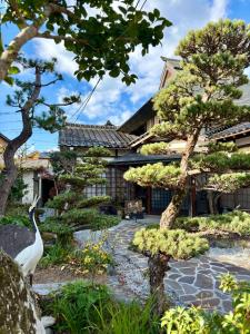 Un jardín fuera de An old house with a fire pit for rent Guesthouse Yukarian - Vacation STAY 87627v