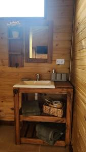 un bagno con lavandino e specchio di Cabañas Potrero de Marquez Paraiso Adult only a Potrero de Garay