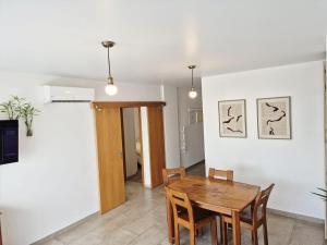 Μια τηλεόραση ή/και κέντρο ψυχαγωγίας στο Downtown apartment - Terrace, garage and pool