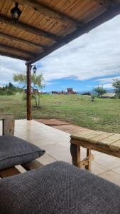 un patio con tavolo da picnic e vista su un campo di Cabañas Potrero de Marquez Paraiso Adult only a Potrero de Garay Altre 22 foto