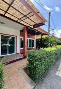 ein Haus mit Pergola und Terrasse in der Unterkunft Sea sand Bungalow in Phuket