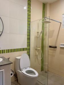 ein Badezimmer mit Toilette und Glasdusche in der Unterkunft Sea sand Bungalow in Phuket