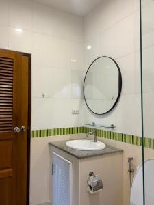 ein Badezimmer mit Waschbecken und Spiegel in der Unterkunft Sea sand Bungalow in Phuket