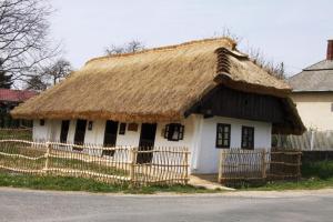a small white house with a thatched roof at Jakuzzis,Szaunás,Kerkavendégház-Őrség-Csesztreg-Kerkaujfalu in Csesztreg