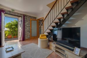 Μια τηλεόραση ή/και κέντρο ψυχαγωγίας στο Casa da Laranja by Holiday Rental Madeira